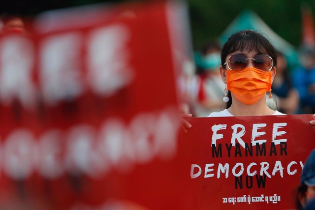 Archivo - 28 March 2021, Taiwan, Taipei: A protester holds a placard during a protest outside the Taipei Liberty Square to commemorate the fallen protesters during the ongoing demonstrations against killings and military coup in Myanmar. Photo: Daniel T