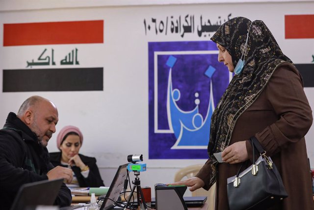 Archivo - 26 January 2021, Iraq, Baghdad: An Iraqi woman gets her fingerprints scanned inside a biometric voter registration office at Baghdad's Karada district, where citizens issue their biometric voter cards, which to be used for casting ballots duri