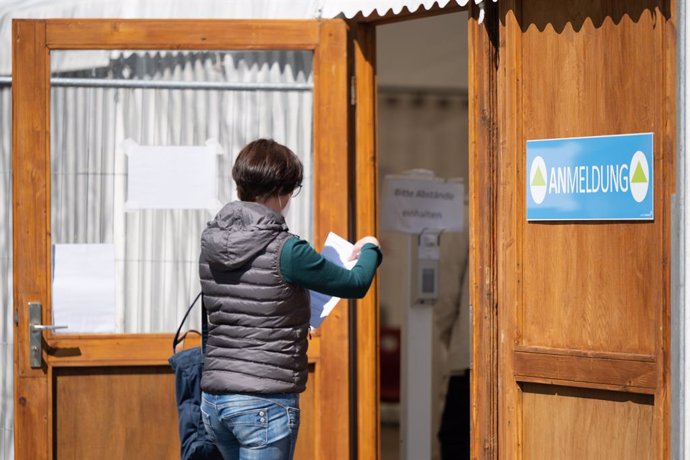 Una mujer entra a un centro de vacunación contra el coronavirus en Alemania
