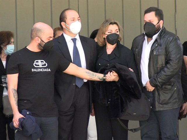 Antonio Tejado, sus hermanos y su madre, tras el funeral de su padre, Juan Carlos Tejado