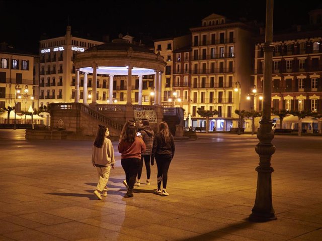 Unas jovenes paseando en la Plaza del Castillo alrededor de la media noche el mismo día que Tribunal Superior de Justicia de Navarra (TSJN) ha denegado el toque de queda nocturno decretado por el Gobierno de Navarra, a 12 de mayo de 2021, en Pamplona, Nav