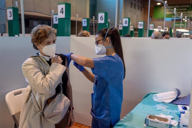Una persona recibe la primera dosis de la vacuna contra el Covid-19, en el Estadio de la Cartuja, en Sevilla, (España).