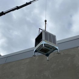 Fase de elevación de los equipos en cubierta