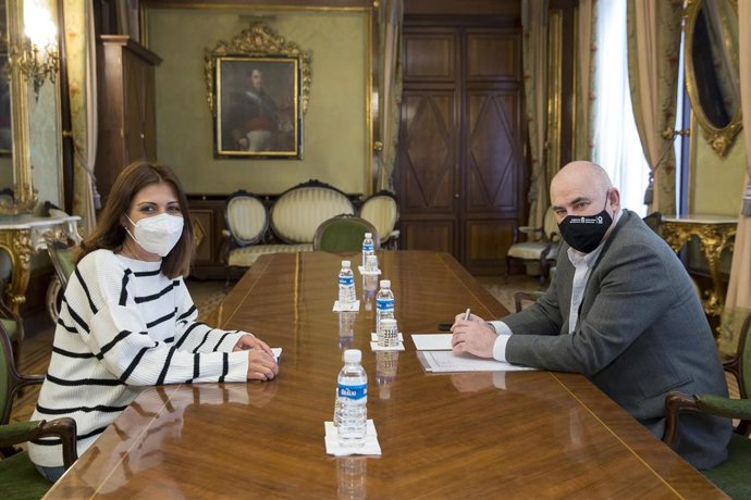 La alcaldesa de Buñuel, Mayte Espinosa, y el vicepresidente y consejero José María Aierdi