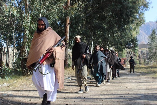 Archivo - Miembros de los talibán en un ceremonia de rendición en la provincia de Kunar, en el noreste de Afganistán.