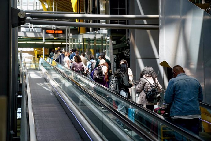 Varias personas en la T4 del aeropuerto Adolfo Suárez, Madrid-Barajas durante el primer día laboral tras el estado de alarma, a 10 de mayo de 2021, en Madrid (España). 