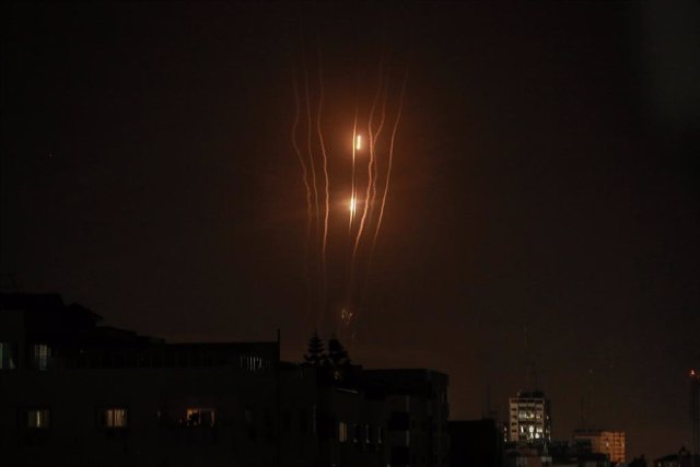 El movimiento islamista palestino Hamas dispara cohetes desde la ciudad de Gaza hacia Israel.