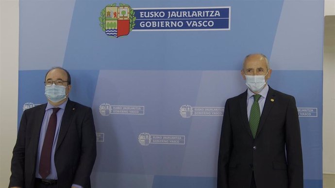 El vicelehendakari, Josu Erkoreka, y el ministro de Política Territorial, Miquel Iceta, en Bilbao.