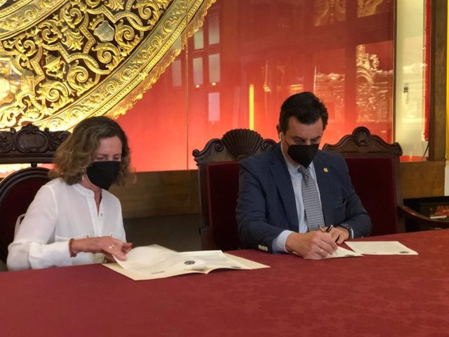 El hermano mayor de Los Estudiantes, Jesús Resa, y la presidenta de Autismo Sevilla, Mercedes Molina, firman el convenio