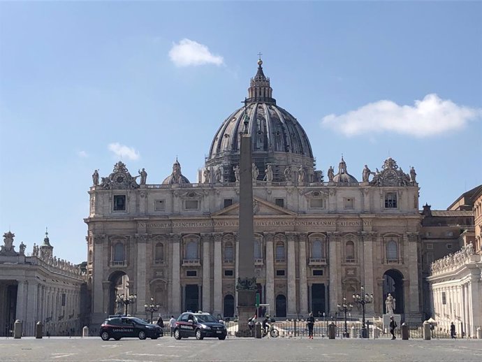 Archivo - 02 April 2021, Vatican, Vatican City: St. Peter's Square in front of St. Peter's Basilica is seen almost dserted on the Good Friday amid the Coronavirus pandemic. Christians around the world commemorate the crucifixion and death of Jesus Good 