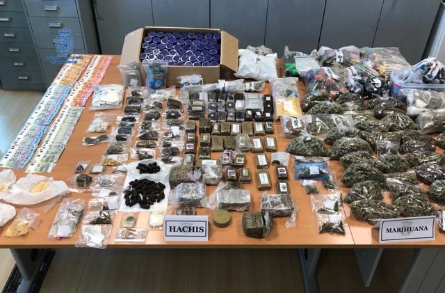 Droga y otros efectos intervenidos en la operación policial contra un club cannábico de Ibiza.