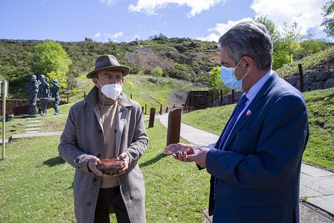El presidente de Cantabria, Miguel Ángel Revilla (derecha), y el consejero de Turismo, Javier López Marcano, con piezas de ambar de El Soplao