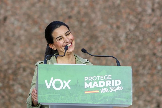 La candidata de Vox a la Presidencia de la Comunidad de Madrid, Rocío Monasterio interviene n el último acto de campaña del partido en la plaza de Colón, a 2 de mayo de 2021, en Madrid (España). El Partido Popular y Vox llegaron a un acuerdo para que la