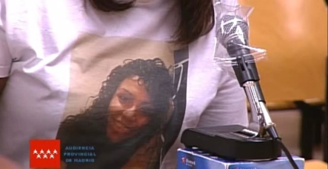 La madre de Heidi Paz declara en el juicio con una camiseta que muestra el rostro de su hija