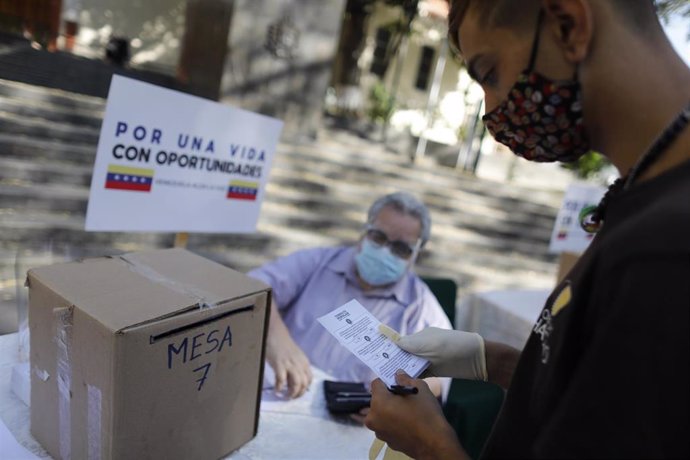 Archivo - Ciudadanos vota en la Consulta Nacional de Venezuela, en diciembre de 2020