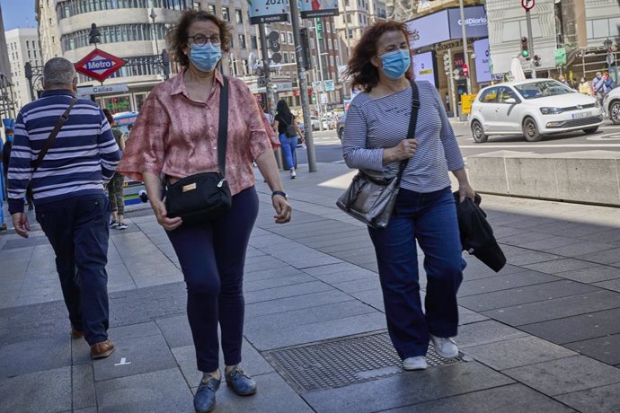 Dos mujeres pasean por las inmediaciones de la Plaza de Callao con mascarilla, a 7 de mayo de 2021, en Madrid (España). A partir del domingo 9 de mayo no habrá toque de queda en Madrid, y se permitirán las reuniones en domicilios. Sin embargo, se manten