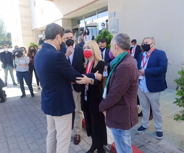 La secretaria general de UGT Andalucía, Carmen Castilla; recibe al presidente de la Junta de Andalucía, Juanma Moreno; junto al secretario general de UGT, Pepe Álvarez.