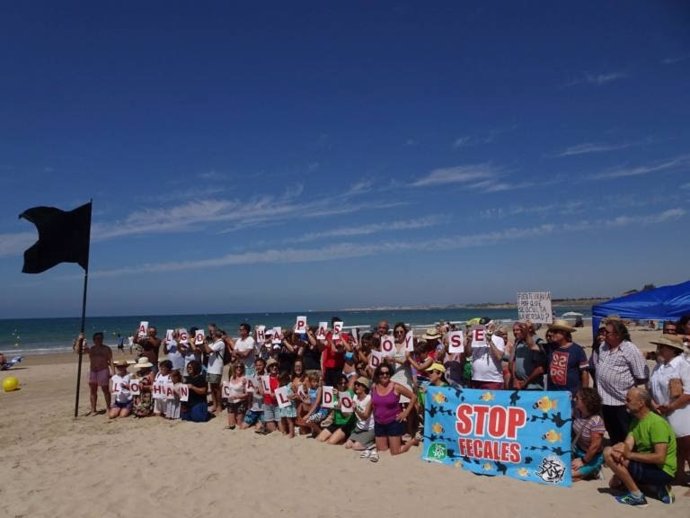 Ecologistas en Acción, durante un acto contra la contaminación de la playa de Fuentebravía de El Puerto de Santa María en 2019.