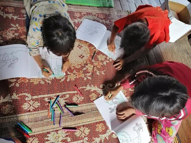 Niños dibujando en Birmania