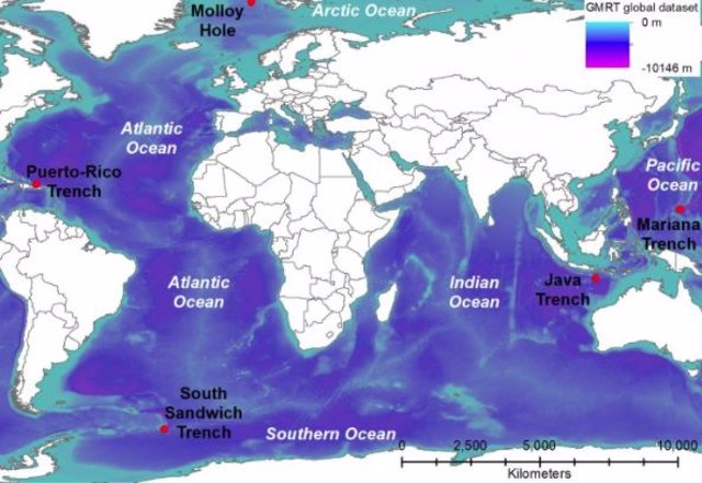 Mapa que muestra las ubicaciones (puntos rojos) de los puntos más profundos en cada uno de los cinco océanos del mundo (Atlántico, Sur, Índico, Pacífico y Ártico). Batimetría global de la síntesis de topografía global de resolución múltiple (GMRT).