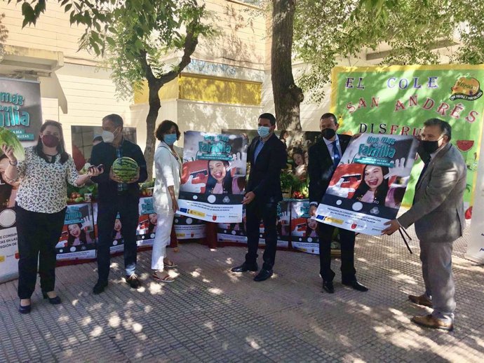 El consejero de Agua, Agricultura, Ganadería, Pesca y Medio Ambiente, Antonio Luengo, y la secretaria general de Educación y Cultura, María Luisa López (en el centro) muestran un cartel de la campaña.