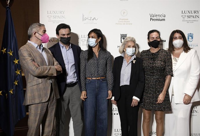 La vicealcaldesa de Madrid, Begoña Villacís (c), posa en una fotografía conjuntan durante el acto de presentación de la Plataforma 'España Destino de Excelencia', a 12 de mayo de 2021 