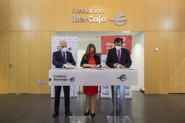José Luis Rodrigo, Ana Solana y Ricardo Mur en la firma del acuerdo