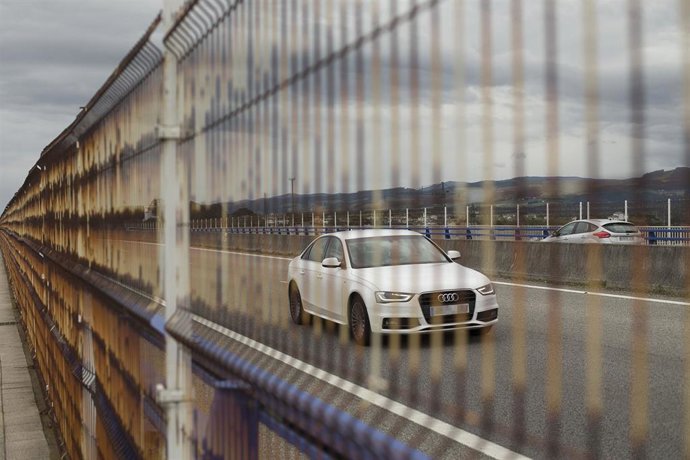 Un coche circula por una autopista.