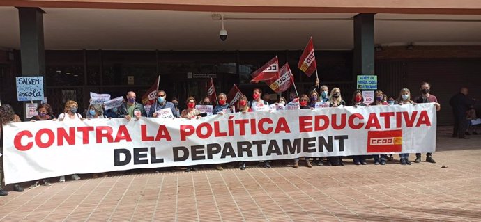Concentració de CCOO Educació davant la Conselleria d'Educació de la Generalitat.