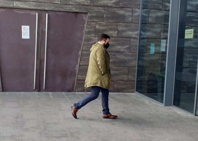 Padre del bebé supuestamente asesinado por su madre en Gijón, momentos antes de entrar al Palacio de Justicia de Gijón