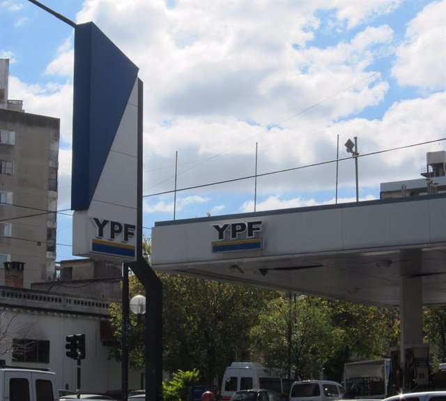 Archivo - Gasolinera YPF de Buenos Aires
