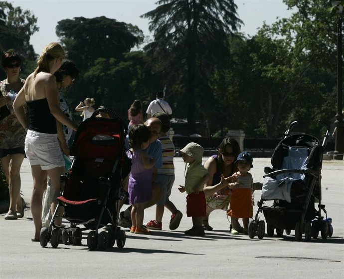 Archivo -  Familias. Padres e hijos. 
