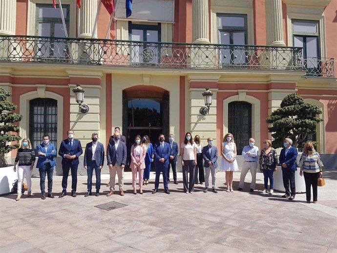 Minuto de silencio  junto al Ayuntamiento de Murcia en memoria de los fallecidos por Covid-19