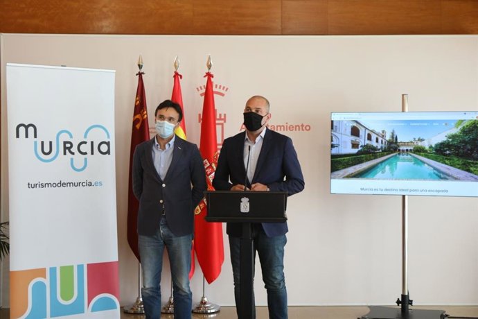 El concejal de Cultura, Turismo y Deportes, Pedro García Rex,  presenta la nueva web municipal de Turismo 'www.Turismodemurcia.Es'