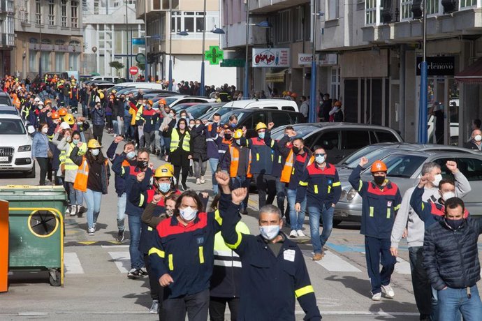 Archivo - Trabajadores de Alcoa durante la marcha desde la Casa do Concello de Burela hasta la oficina del INEM de la localidad para visibilizar lo que serían más de 1000 solicitantes de empleo en la comarca de A Mariña, en Burela, a 22 de octubre de 20