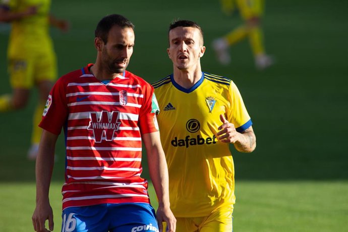 Víctor Díaz junto a Salvi Sánchez en el Granada-Cádiz de LaLiga Santander 2020-2021