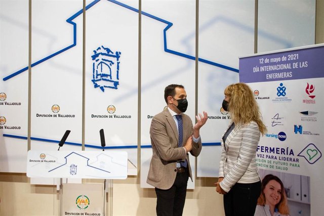 Conrado Íscar conversa con Silvia Sáez instantes antes de su rueda de prensa.