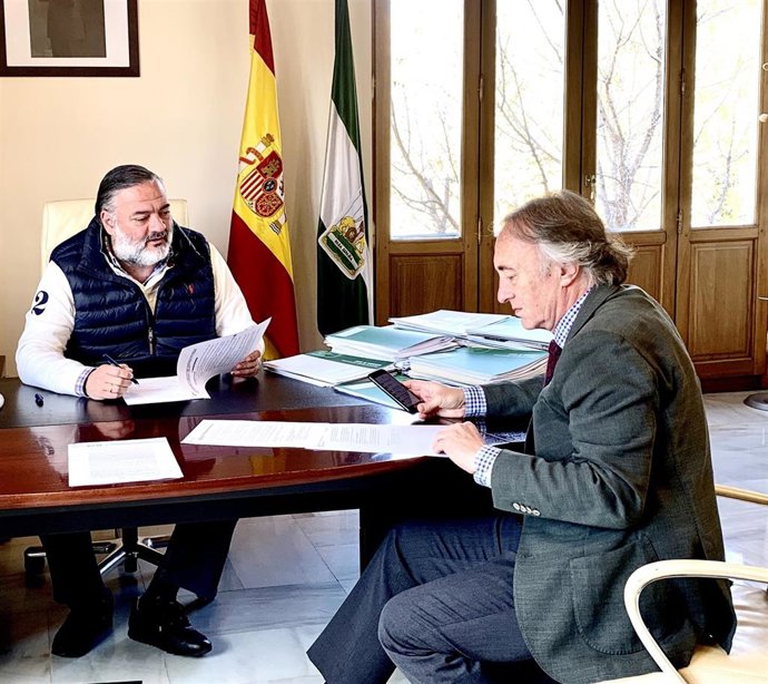 Archivo - El delegado del Gobierno andaluz en Granada, Pablo García, junto al delegado de Salud de la Junta en Granada, Indalecio Sánchez Montesinos, en una imagen de archivo.