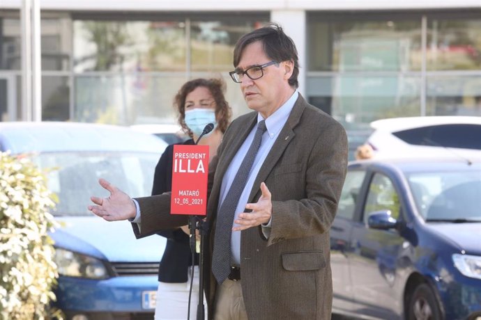 El líder del PSC en el Parlament, Salvador Illa, en rueda de prensa en Mataró (Barcelona) junto a la portavoz del PSC-Units, Alícia Romero.