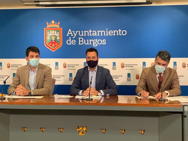 De izquierda a derecha, el concejal de Hacienda de Burgos, David Jurado; el alcalde, Daniel De la Rosa; y el vicealcalde de la ciudad, Vicente Marañon.