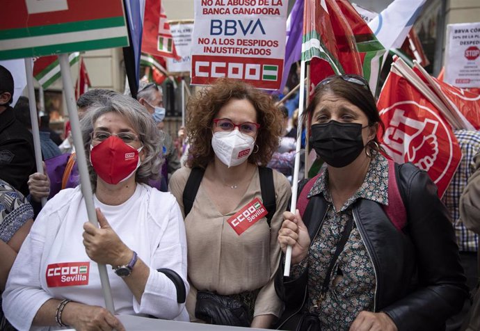 La secretaria general de CCOO-A, Nuria López (c) junto a los trabajadores de BBVA durante la concentración ante una de las oficinas en contra de los despidos, a 10 de mayo de 2021, en Sevilla (Andalucía, España). E