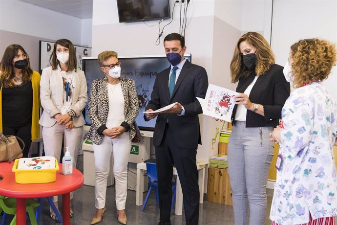 Varios representantes institucionales visitan el Área de Oncología del Hospital Materno-Infantil de Torrecárdenas