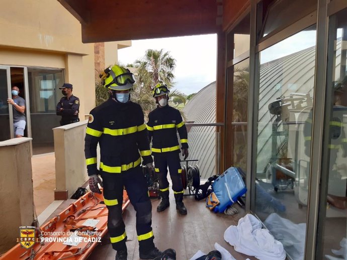 Efectivos de bomberos en el luegar del accidente laboral en Rota