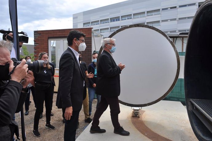 El rector de la UPV, Francisco Mora, y el alcalde de Valncia, Joan Ribó, en la presentación de la primera cámara de vacío para pruebas del Hyperloop