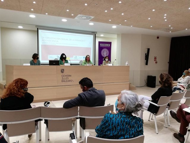 Las titulares de Igualdad y de Asuntos Sociales, Mercedes Garrido y Fina Santiago, presentan la nueva herramienta para detección de casos de explotación sexual infantil.