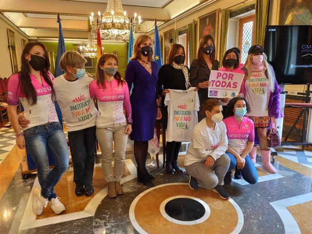 Presentación de la ruta solidaria por el cáncer de mama metastásico en el Ayuntamiento de Oviedo.