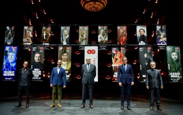 El artista residente en el Gran Teatre del Liceu de Barcelona, Àlex Ollé, junto al director artístico, Víctor Garcia de Gomar, el presidente de la Fundació del Liceu, Salvador Alemany, el director general, Valentí Oviedo y el director musical Josep Pons