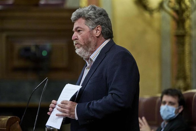 El diputado de Unidas Podemos, Juan Antonio López de Uralde interviene durante una sesión plenaria en el Congreso de los Diputados, a 20 de abril de 2021, en Madrid, (España). En el pleno de hoy se debatirán, entre otras, estas Proposiciones de Ley: el 