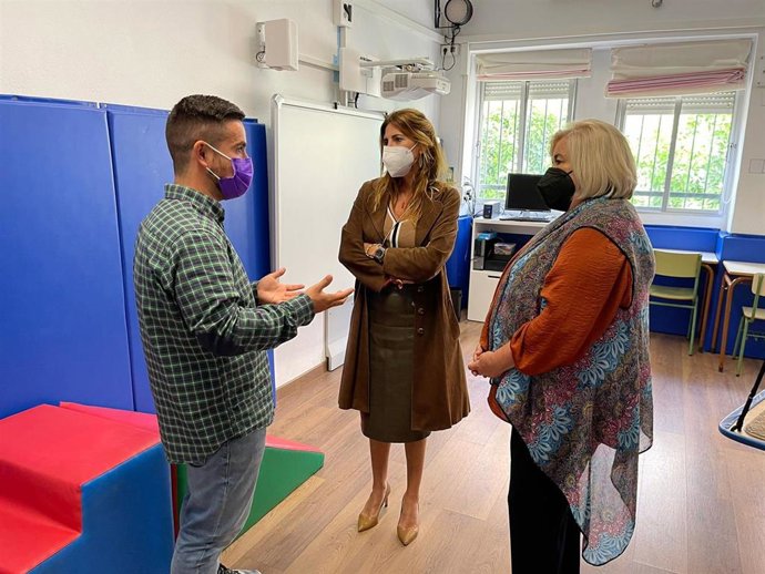 La secretaria general de Familias, Ana Mata, visita la Asociación Autismo Huelva Ansáres.