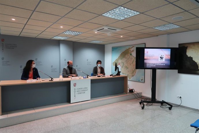 El conseller de Medio Ambiente y Territorio, Miquel Mir; el secretario general de la Agencia Balear del Agua, Juan Calvo; y la responsable del programa de agua de WWF, Teresa Gil.